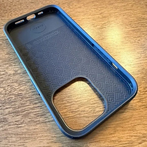 Casely Sage Garden Green Floral Bold + MagSafe iPhone 14 Pro case - Picture 4 of 5